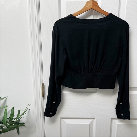 Madewell V-Neck Button-Front Shirt in Black - Picture 8 of 11
